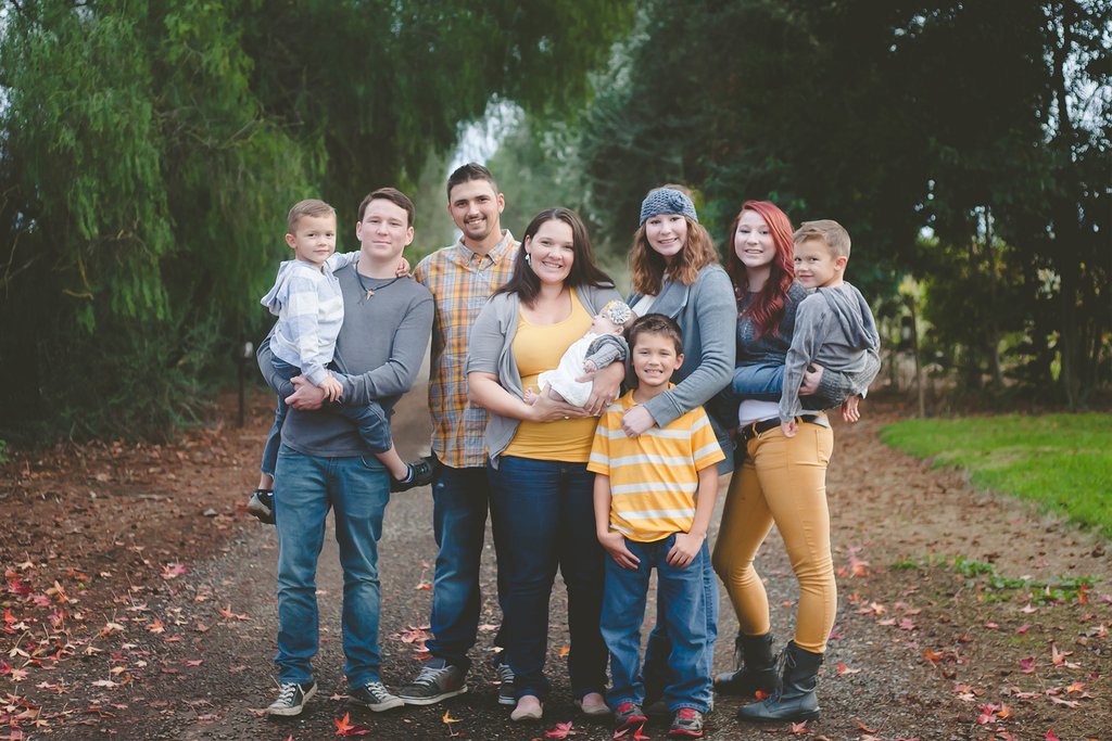 16 Family Photoshoot Poses: Natural Ways to Pose a Family